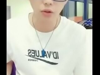 小哥买了一大盒避孕套约炮那个桑拿骚姐姐到酒店啪啪话说这138元的套房还真不错