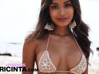 Asian babe putri cinta fingering her bum hole at the beach